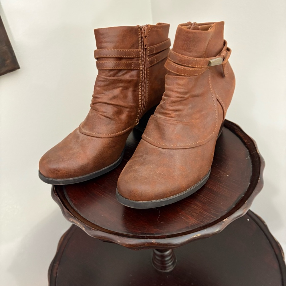 Yuu brown size 9 ankle boots